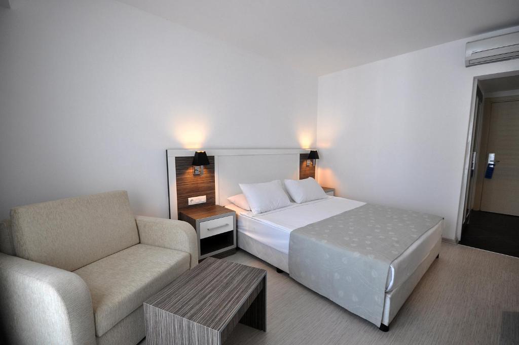 Club Shark Hotel Gumbet Room photo